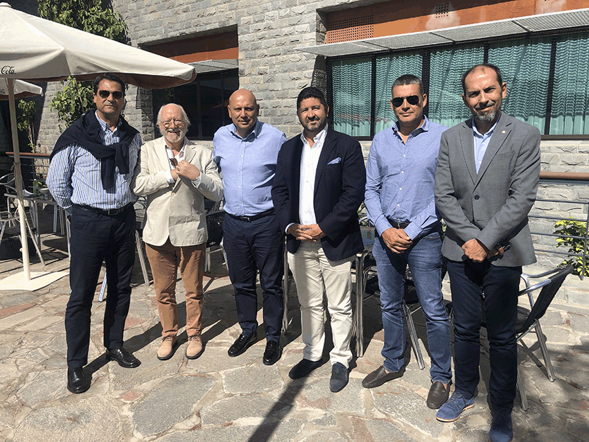 Reunión de trabajo con el Concejal de Turismo de Adeje, Adolfo Alonso, y varios técnicos del departamento para valorar aspectos relacionados con la industria turística.