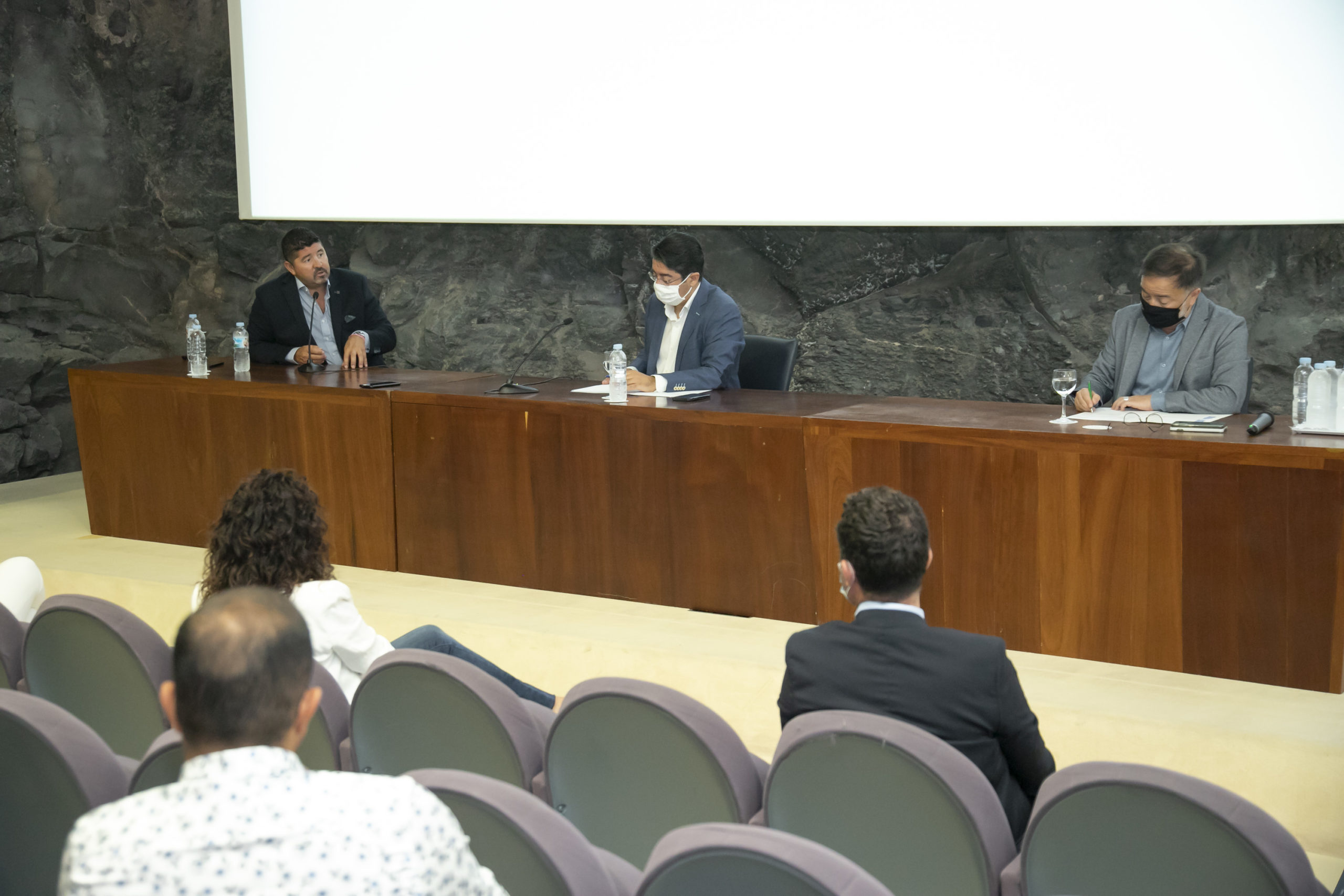 Nota de Prensa. El Presidente del cest se ha reunido, este martes, 15 de septiembre, con el Presidente y el Consejero de Turismo del Cabildo de Tenerife para debatir asuntos como los test en el aeropuerto y obras publicas en el sur de la isla, entre otros.