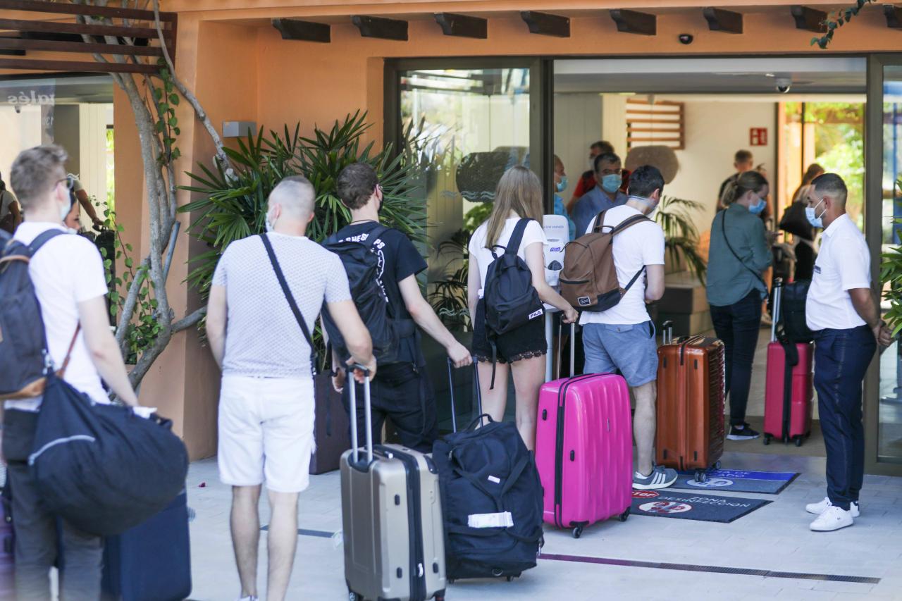 APROBADOS LOS TEST EN ORIGEN A LOS TURISTAS QUE LLEGUEN A CANARIAS. La norma se hará efectiva a partir del 14 de noviembre. DECRETO LEY 17/2020, de 29 de octubre, de medidas extraordinarias en materia turística para afrontar los efectos de la crisis sanitaria y económica producida por la pandemia ocasionada por la COVID-19. (Léalo aquí)