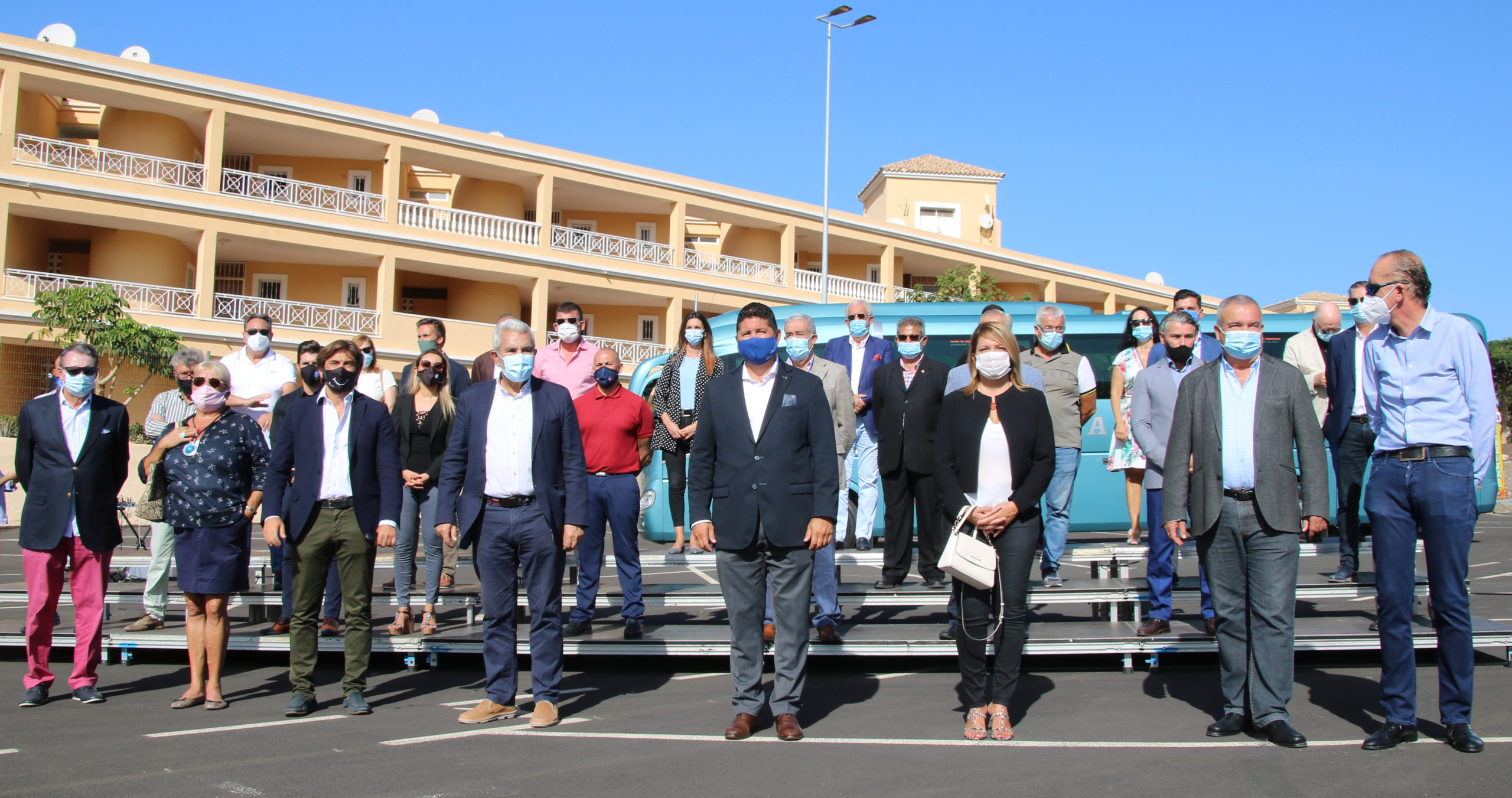 Más de 50 colectivos de la comarca sur de Tenerife, incluidos todos los Ayuntamientos, Sindicatos y organizaciones como Ashotel, Cest, Fast, Ceoe entre otras, entregan en Presidencia de Gobierno un Manifiesto en el que reclaman se hagan test a la llegada en los aeropuertos y puertos de Canarias a todos los viajeros, sean turistas o no. (Lea aquí el manifiesto y el listado de firmantes)
