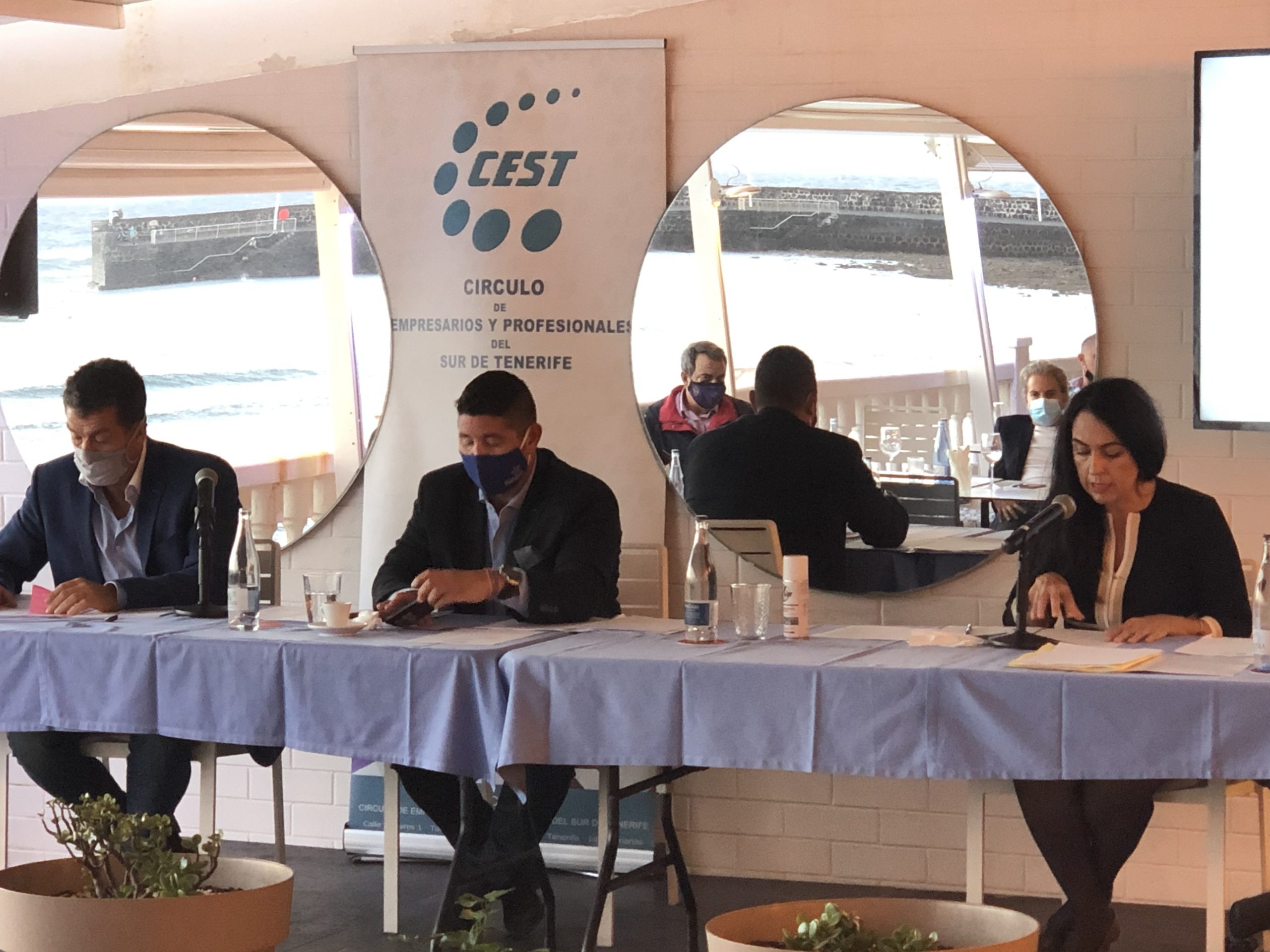 Este viernes, 11 de diciembre de 2020, se ha celebrado la XXVII Asamblea General de Socios del Circulo de Empresarios y Profesionales del Sur de Tenerife – CEST. A la reunión ha asistido de forma presencial, por razones de seguridad, un reducido grupo de asociados. Los demás han podido participar por video conferencia.  Se han aprobado los presupuestos de 2020 y se ha nombrado a Don José Fernando Cabrera Vicepresidente Segundo.