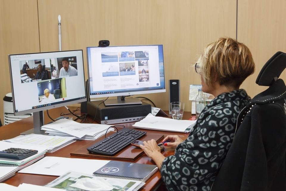 El Cest se ha reunido esta mañana, por videoconferencia, con la Consejera de Economía del Gobierno de Canarias, Elena Mañez y el Director General de Promoción Económica, Laureano Pérez. Durante la reunión se ha debatido sobre las ayudas de la Concejeria a los sectores mas afectados por la tercera ola de la pandemia en el Archipiélago Canario.
