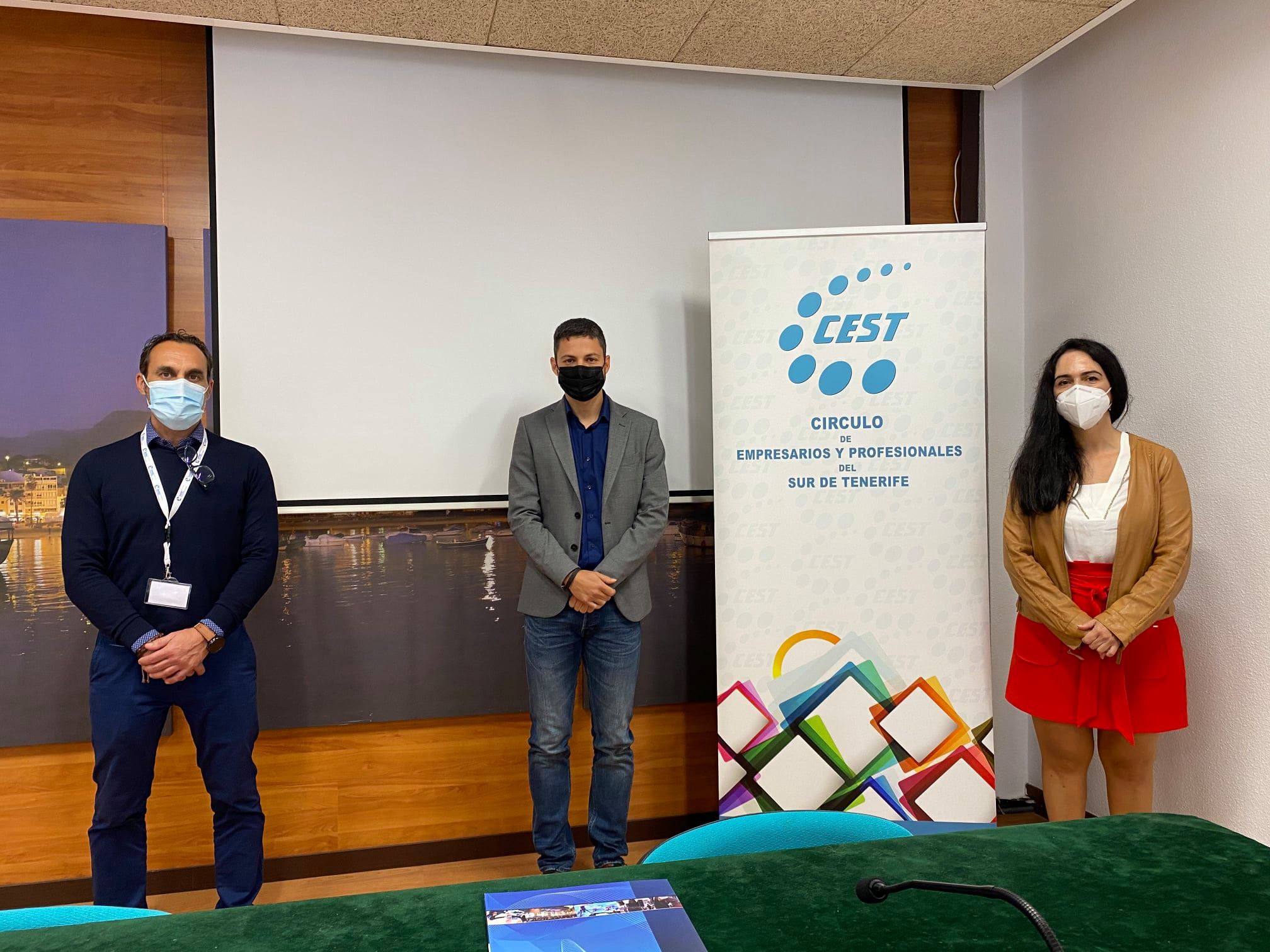 Acto de cierre de los Cursos de Digitalización del Comercio, impartidos por Esetec y organizados por el Cest con el apoyo del Ayuntamiento de Arona.