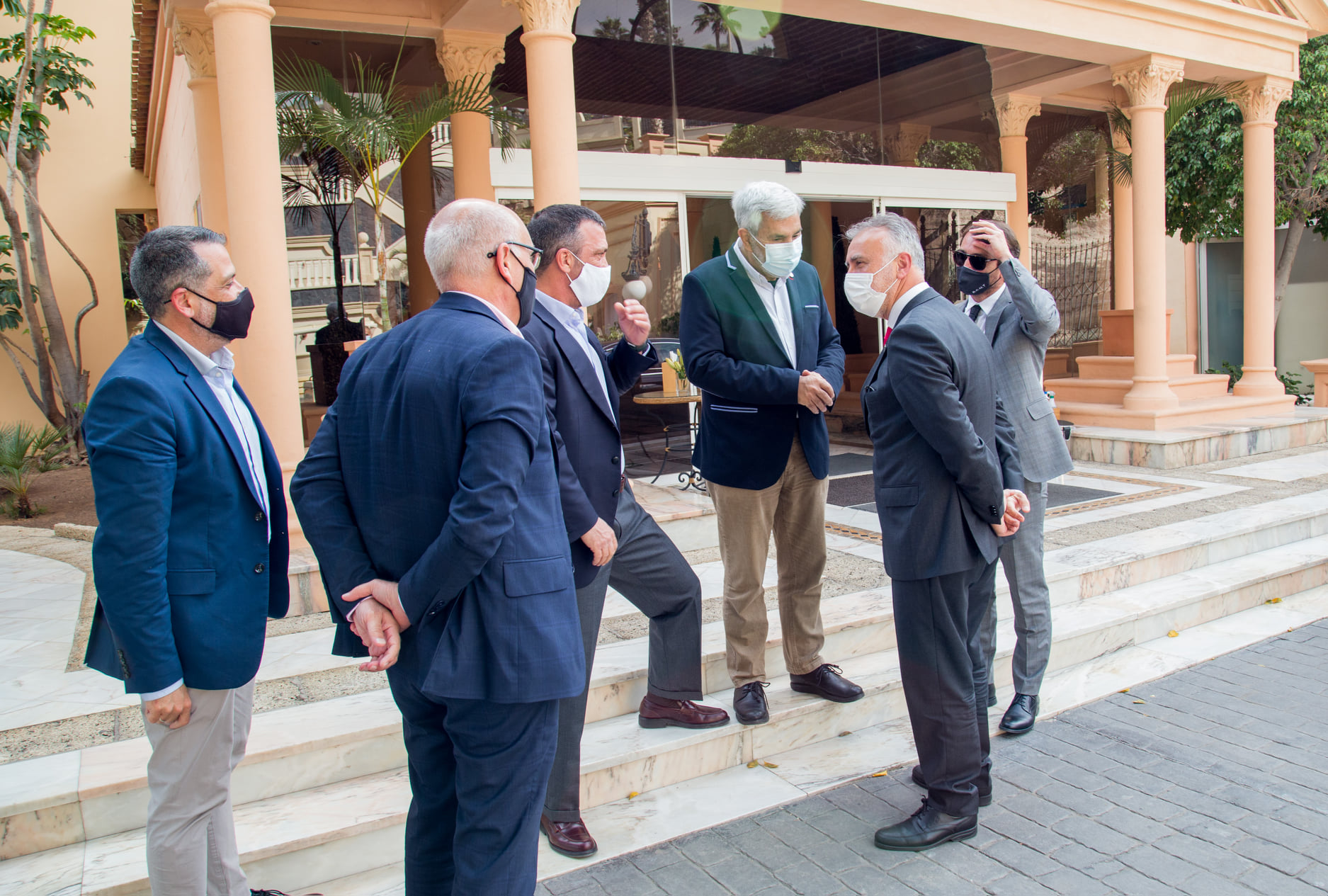 El Presidente del Gobierno de Canarias visita el Sur de Tenerife y se reúne con diferentes agentes económicos y sociales de la comarca. El Cest ha estado representado por su Presidente, Roberto Ucelay, quien aprovechó la ocasión para recordar a Angel Victor Torres las medidas que nuestra asociación considera importantes para afrontar la crisis que estamos padeciendo.