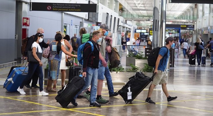 Nota de Prensa. EL CEST considera que se deben mejorar sustancialmente los controles sanitarios en los puertos y aeropuertos canarios ya que el sistema que actualmente se sigue es extremadamente laxo y nos puede hacer perder, en mayo, el avión de la apertura de los mercados europeos, especialmente el del mercado británico.