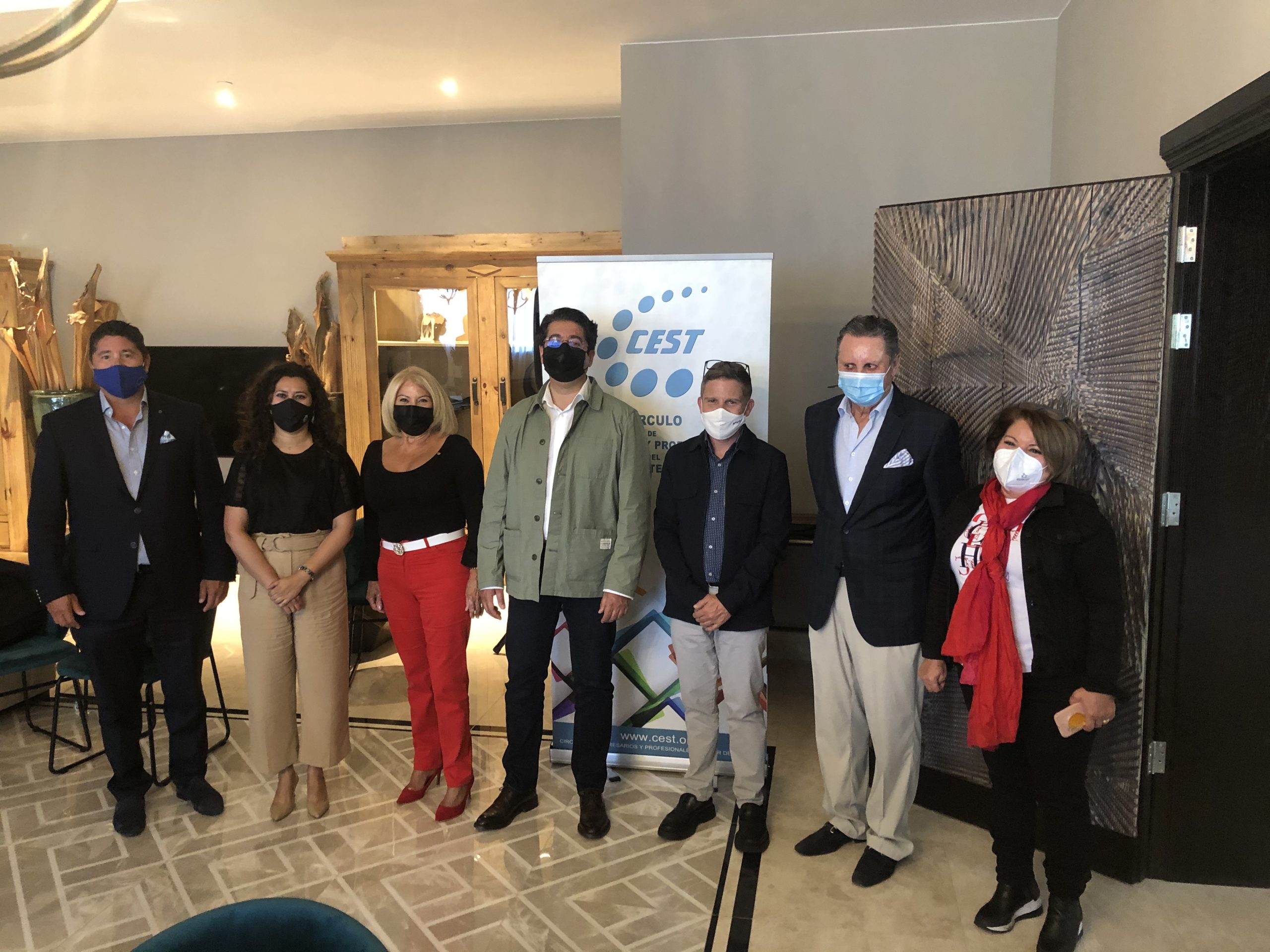 El Presidente del Cabildo de Tenerife, Pedro Martín, se reunió hoy con la Junta Directiva del Círculo de Empresarios y Profesionales del Sur de Tenerife – CEST para hablar de temas como los próximos congresos que celebrará en el CEST en Tenerife, las principales infraestructuras del sur, como son las carreteras, los puertos y el aeropuerto, así como los proyectos de mejora de la costa, entre otros temas de interés.