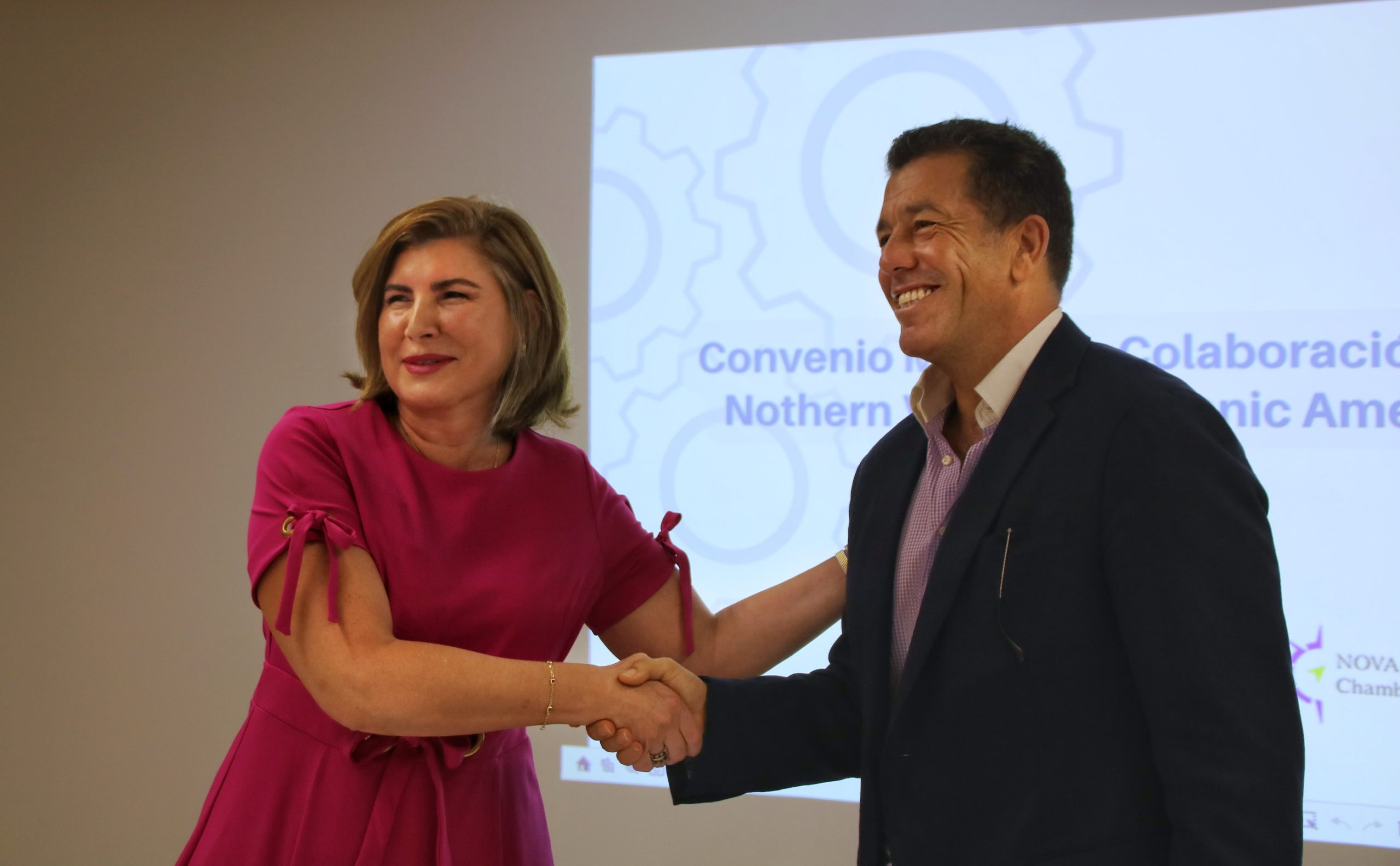 Convenio entre el Cest y la Cámara de Comercio Hispanoamericana del Norte de Virginia. Desde hoy, los empresarios y autónomos del sur de Tenerife y los del norte de Virginia (Estados Unidos) están más cerca. Intercambiarán experiencias y conocimientos con un mismo fin: mejorar las oportunidades de negocio para las empresas de ambos territorios. Fotos y videos del evento.