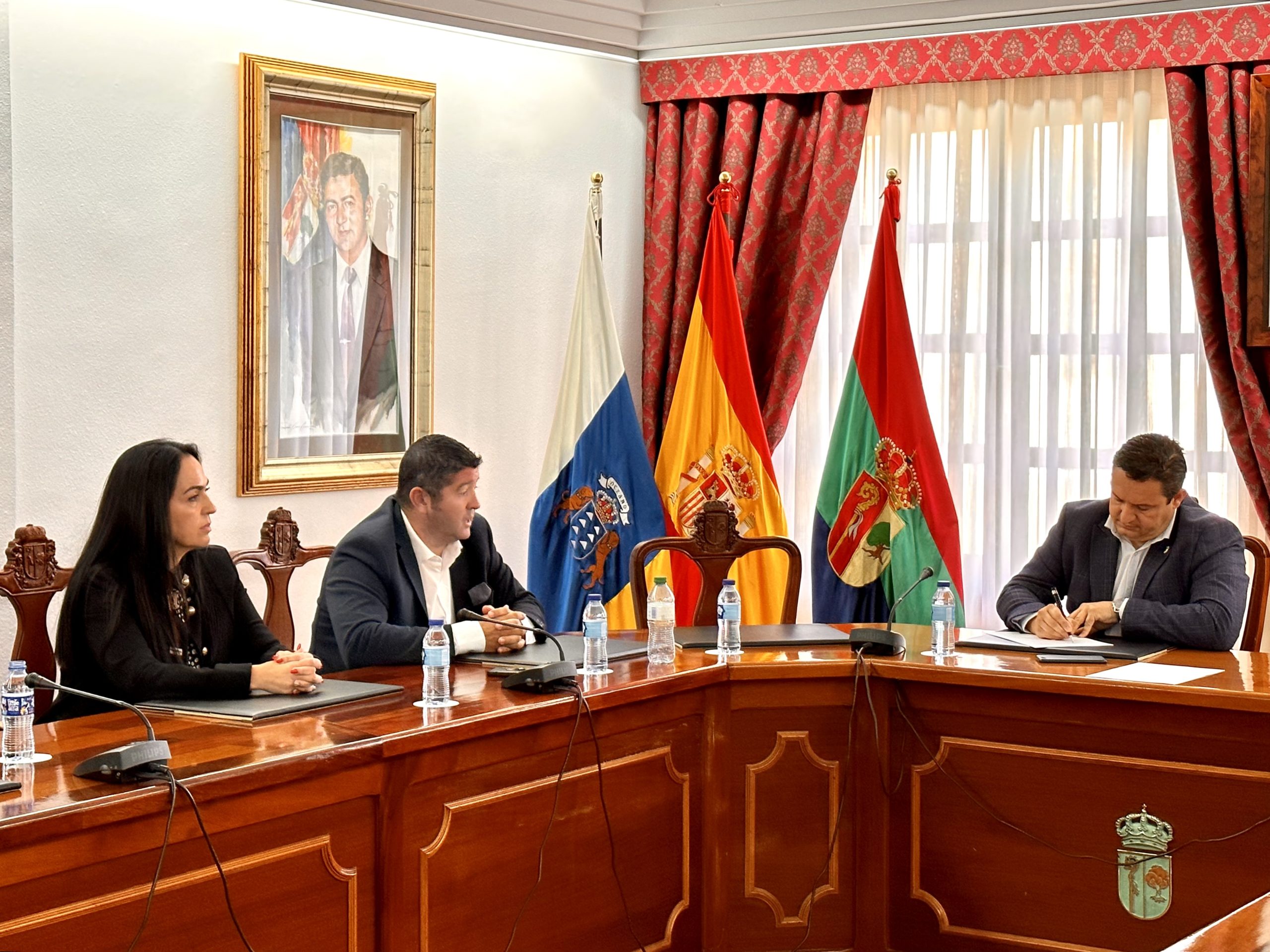Reunión entre miembros de la junta directiva del Cest con el Alcalde de Arona y la Concejal de Promoción Económica del mismo Ayuntamiento.