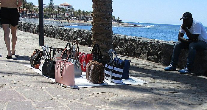 Nota de prensa sobre la venta ambulante de falsificaciones. El Cest solicita a la Subdelegación del Gobierno en Santa Cruz de Tenerife que se tomen medidas contra este tipo de prácticas en los espacios públicos y que se investigue la procedencia de estos productos.