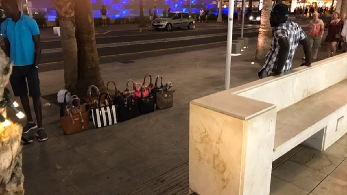 Venta ambulante ilegal. El CEST y la Asociación de Empresarios de Restauración y Ocio AERO, envían escritos a los Ayuntamientos de Adeje y Arona y a la Subdelegación de Gobierno en los que solicitan se actúe en el sentido de erradicar esta actividad de los espacios públicos turisticos del sur de la isla.