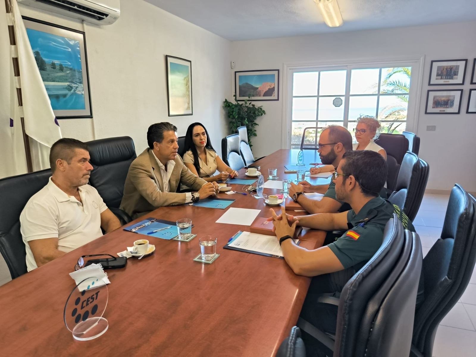 El Cest se reune con la Comandancia de la Guardia Civil de Playa de las Americas para debatir sobre la venta ambulante ilegal y otras cuestiones de seguridad del sur de Tenerife.
