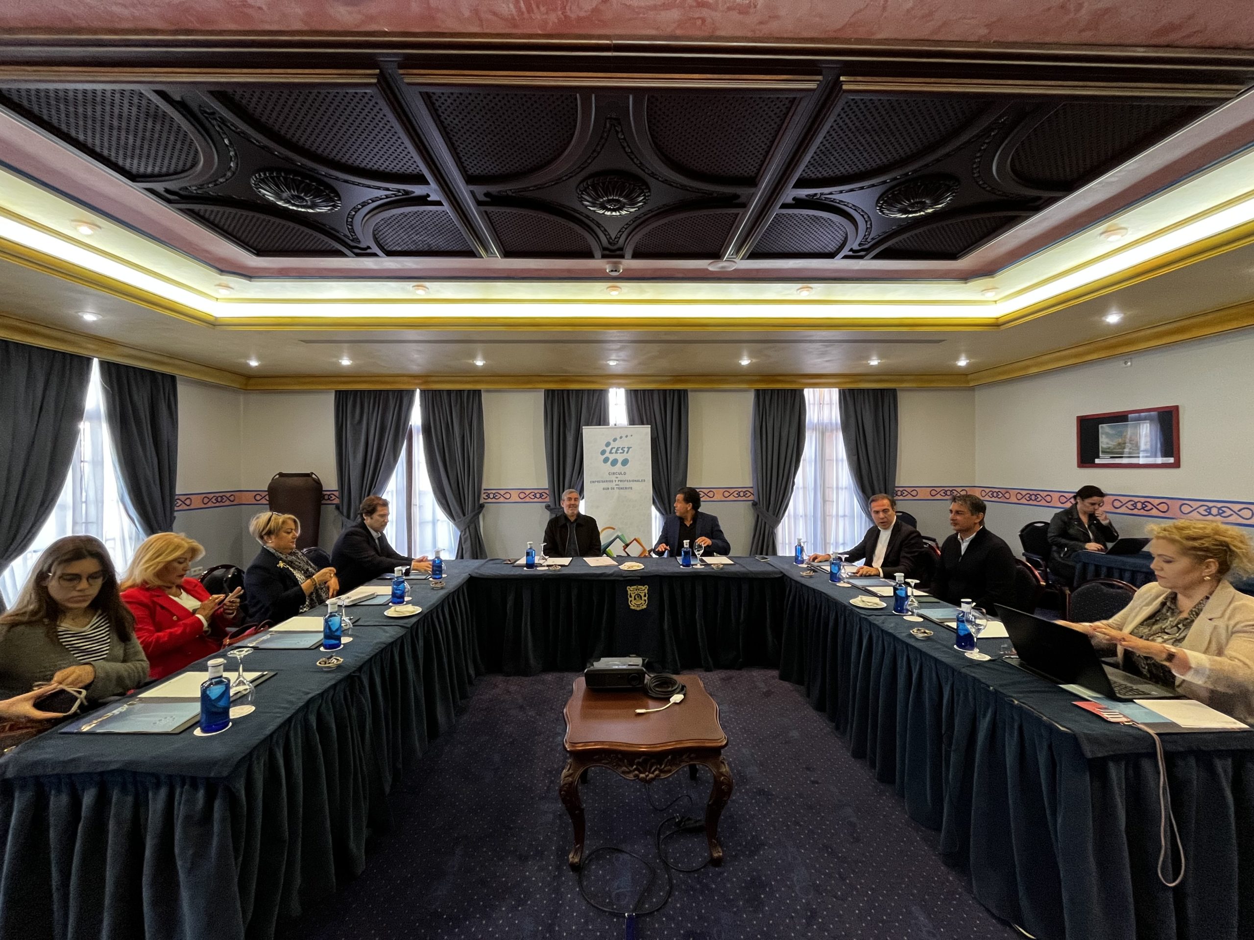 Presidencia de Canarias y CEST establecen una línea directa de comunicación para afrontar el futuro del Sur de Tenerife 
